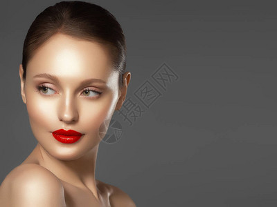 美容时装模特女人的脸完美肌肤的肖像红唇美丽感的黑发女图片