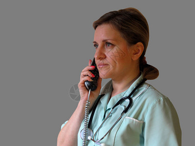 身穿制服颈部有听风和听诊器的妇女会向病人咨询情况图片