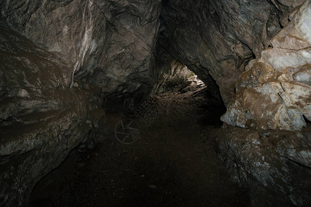 美丽的洞穴从黑暗的地牢内部查看洞穴的纹理墙壁地下的背景图像洞内湿气图片