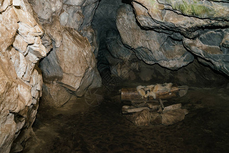 美丽的洞穴从黑暗的地牢内部查看洞穴的纹理墙壁地下隧道的背景图像洞内湿气原始背景图片