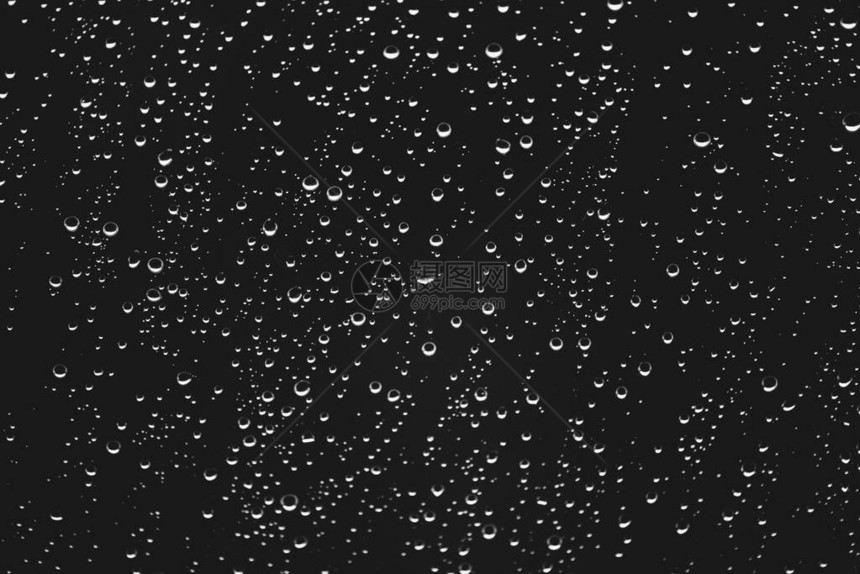 有雨滴的肮脏的窗玻璃带雨滴的大气单色深背景水滴和污渍关闭具有复制空间的宏中的详细透明纹图片