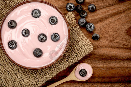 关闭粉红色奶油自制蓝莓水果酸奶图片