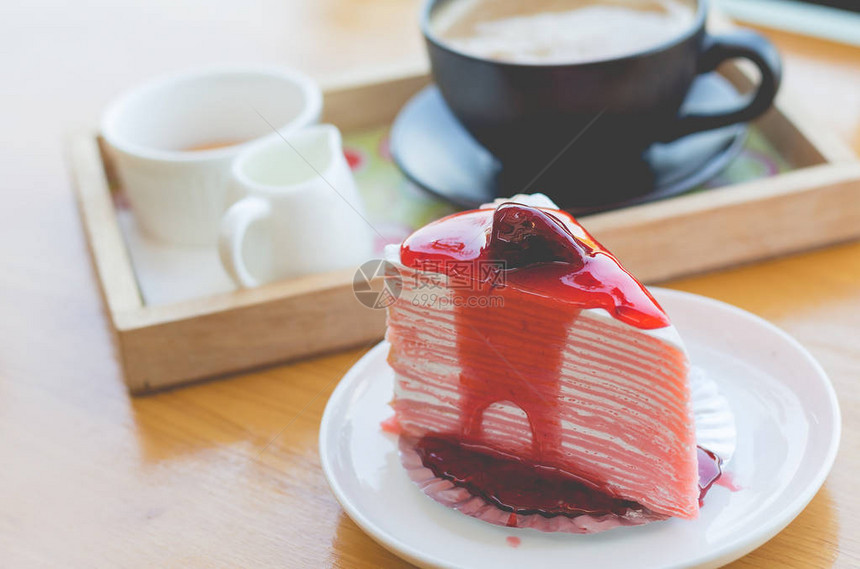 草莓绉蛋糕和热咖啡草莓绉蛋糕配草莓酱舒适的户外咖啡馆里的草莓绉蛋糕图片