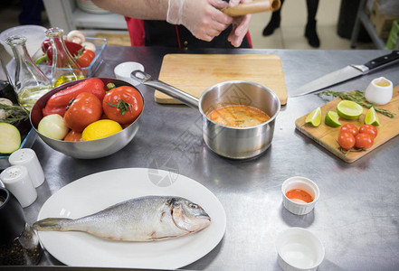 餐厅厨房厨师用海鲜原料做汤中景图片