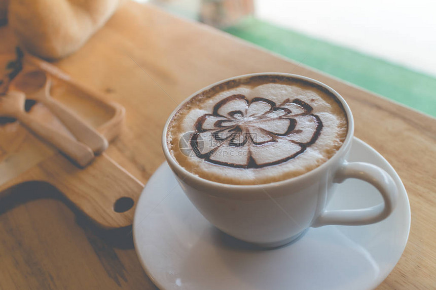 热咖啡与泡沫牛奶艺术黑杯咖啡下午休息时喝热咖啡咖啡杯木桌上的摩卡咖啡茶歇图片