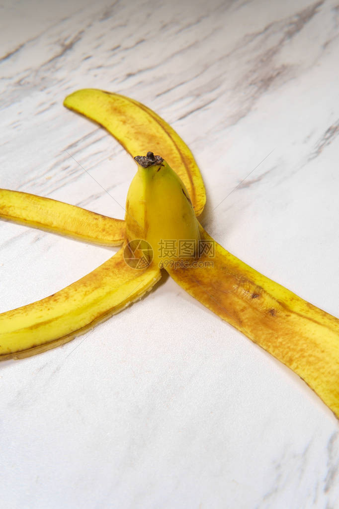 大理石地板上滑喜剧香蕉皮作为滑落图片