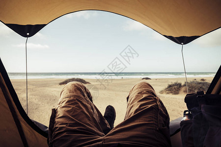 在海滩露营的帐篷外面躺着穿着衣服到图片