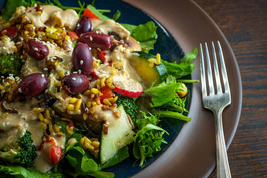 健康饮食素食用地中海沙拉配有图片