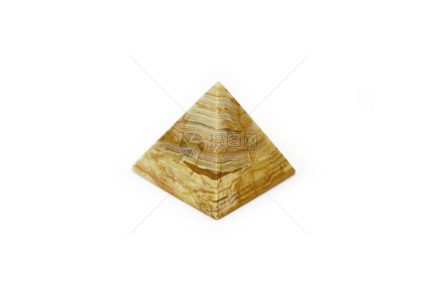 缟玛瑙金字塔与孤立的白色背景上的美丽纹理金字塔建筑结构是由天然石材制成的永恒精神能量的象征纪念图片