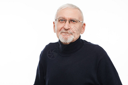 戴着眼镜和黑色毛衣头发灰白留着胡须的老人的肖像图片