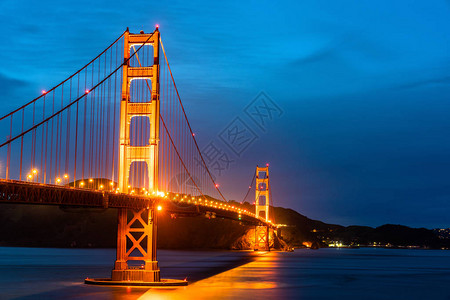 旧金山门大桥在晚上美国卡利福尼亚市的图片