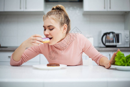 饮食健康和不健康营养的概念通过拒绝快餐和汉堡图片