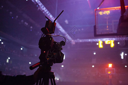 专业相机拍摄篮球比赛现图片