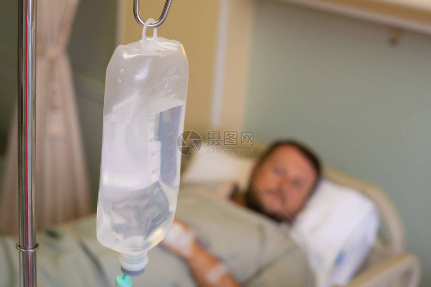 特写在医院化疗期间用滴管的男手这个人在病房里图片
