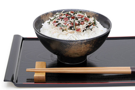 日本白底煮白米饭的白苏图片