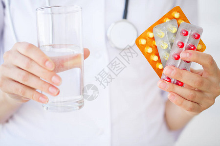 药物拿着泡罩包装药片的女医生图片