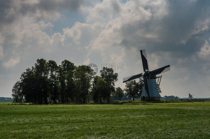 一个古典的荷兰风车图片