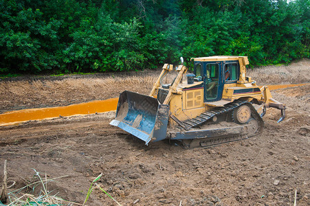 在公路建设工地沙坑与土和沙子一起图片