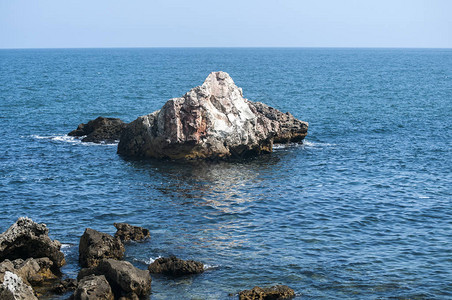 蓝色水域和沿海岩石的夏季图片