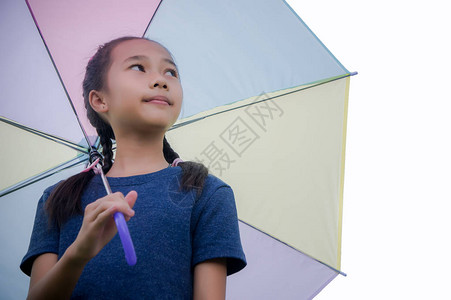 小女孩抱着雨伞笑容看图片