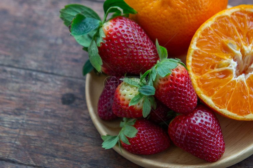 健康的草莓和橙子水果维生素饮食图片