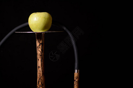 Beige木棍和黄苹果放在金属板上图片