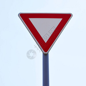 白色三角形式的交通标志让路图片