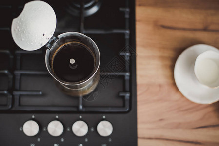 准备一种传统的意大利风格的咖啡配上咖啡过层图片