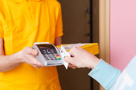 女人用披萨信用卡付钱给通过针垫送信的人迷图片