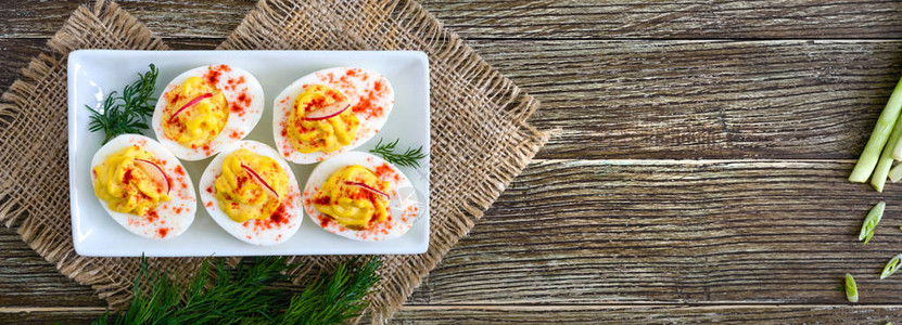 魔鬼蛋美味的开胃菜煮鸡蛋塞满蛋黄芥末蛋黄酱辣椒粉经典食谱图片