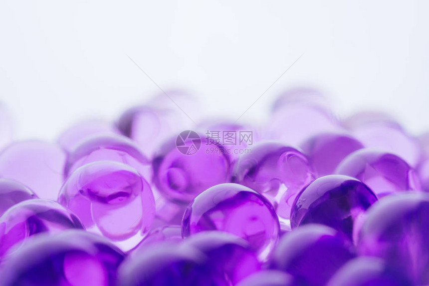 具有紫和蓝色闪亮水球的图片