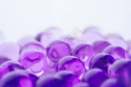 具有紫和蓝色闪亮水球的图片