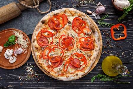 香肠蘑菇牛排胡椒和奶酪的原披萨图片