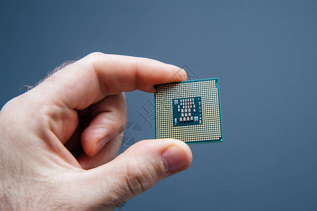 男IT专业人员手持新的强大CPU中央处理器图片