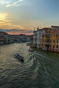 意大利威尼斯的运河上建筑和船只在阳图片