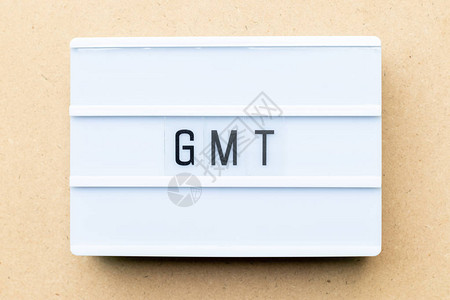 白色灯盒在木本上使用GMT字格林威背景图片