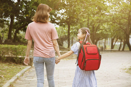 母子手牵去上学图片