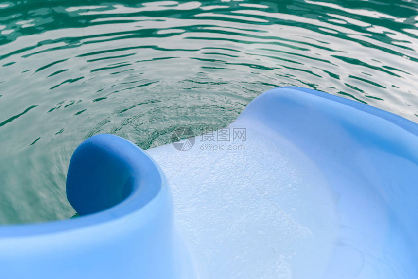 公园中蓝色水流幻灯片的结图片