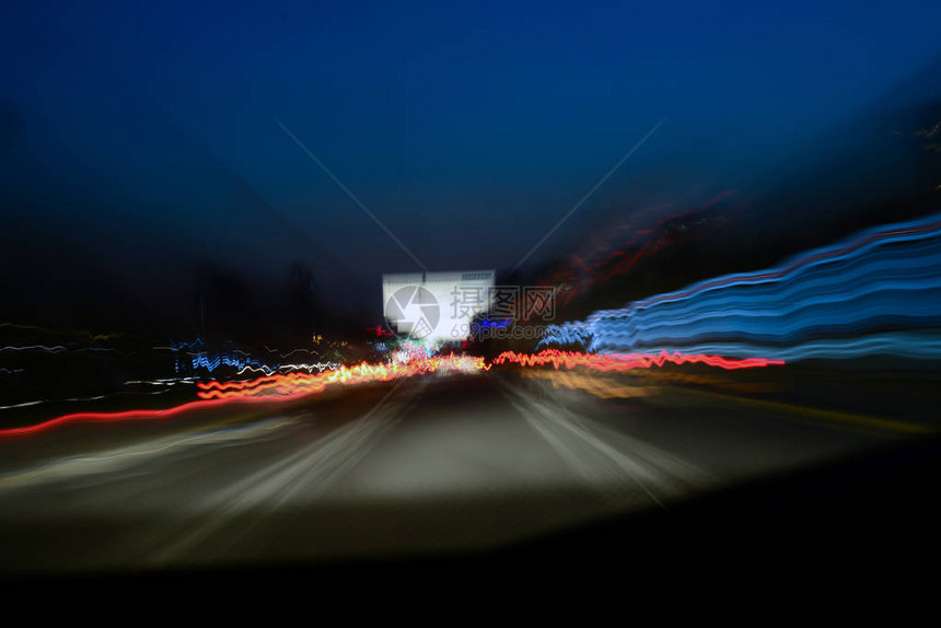 夜间驾驶长的照射交通图片