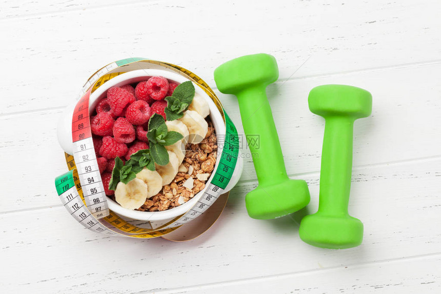 健康食品和健身概念早餐谷物和运动设备图片