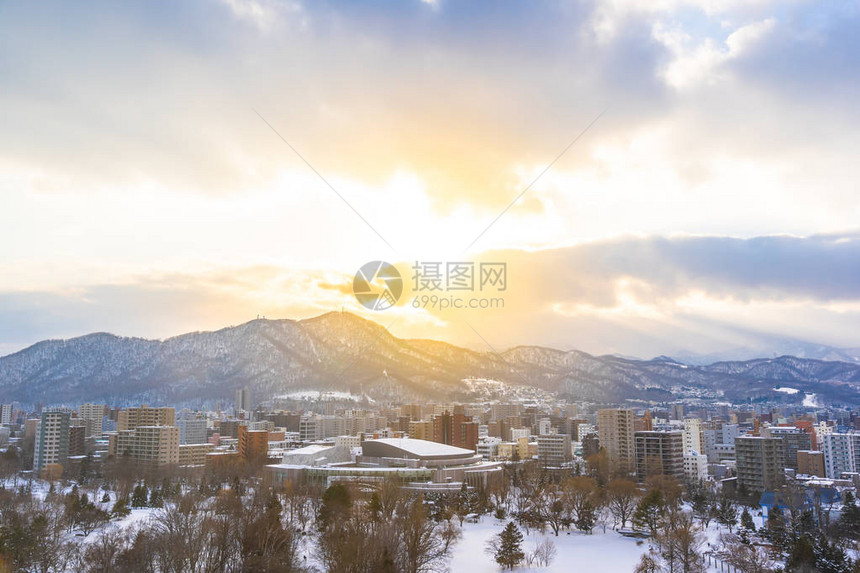 美丽的建筑与冬季的山景在日落时间札幌市北海道日本图片