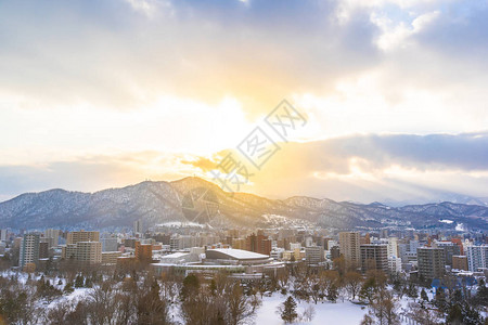 美丽的建筑与冬季的山景在日落时间札幌市北海道日本图片