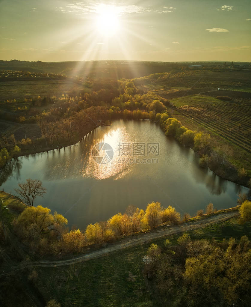 仰视有夕阳光的小湖仰视有温暖图片