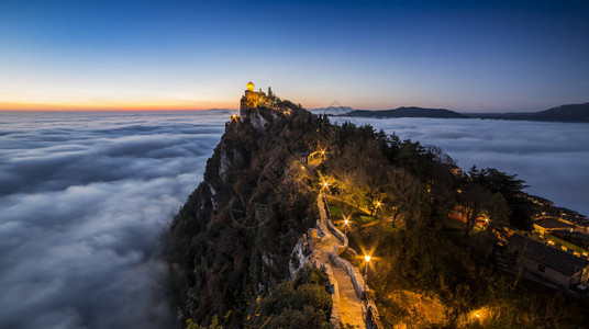 令人惊叹的雾风景圣马图片