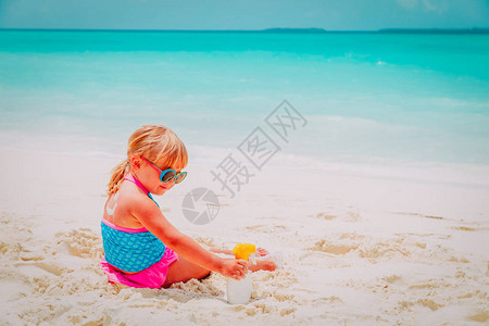 保护太阳在沙滩度假时有图片
