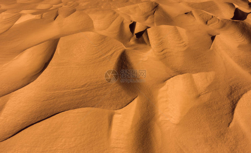 炎热沙漠中的沙丘图片