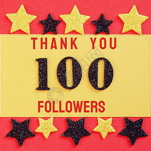 感谢100位关注者红色和金色背景上带有黑色闪亮数字的消息图片