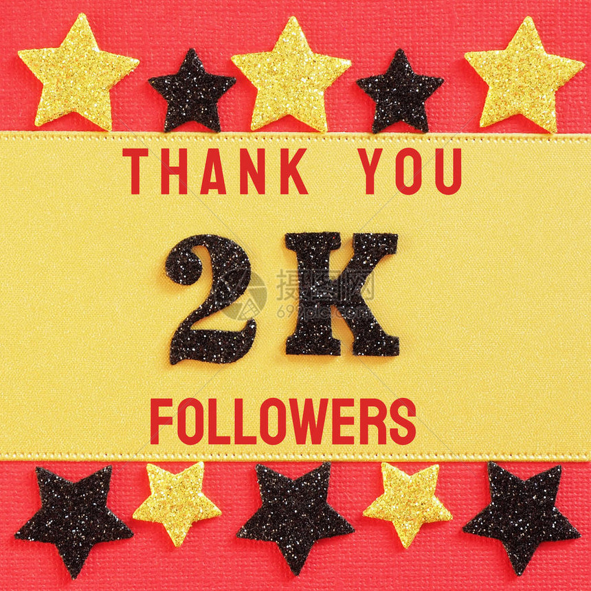 2K追随者红色和金色背景上带有黑色闪亮数字的消息图片