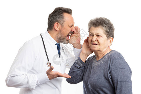 愤怒的男医生在老年聋哑病人耳边大喊叫图片