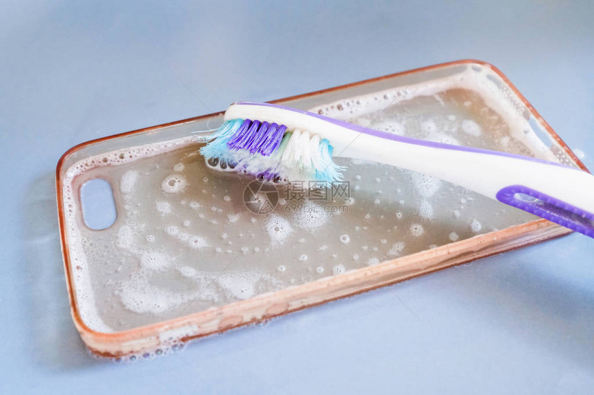 用牙刷泡沫和肥皂清洗硅胶电话图片